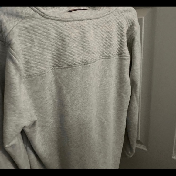 Vineyard vines sweatshirt/pullover. - Picture 2 of 2